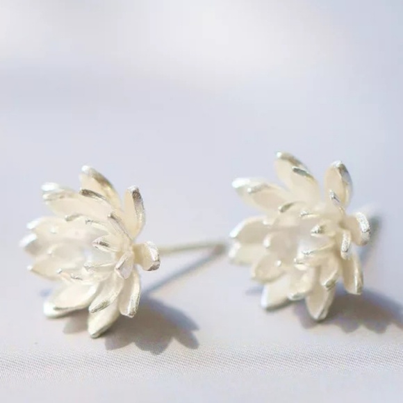925 Sterling Silver Delicate Flower Stud Earrings - Picture 4 of 4
